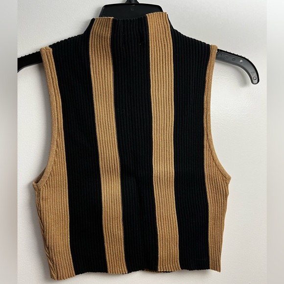 Metallic Gold and Black Cropped Sweater - Picture 4 of 5